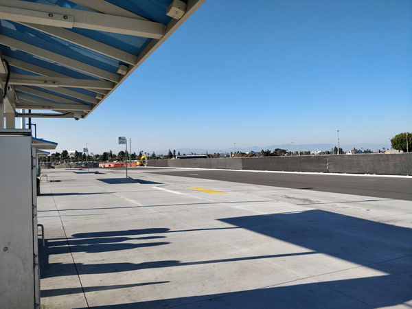 LAXでUberに乗る場所はLAX-it