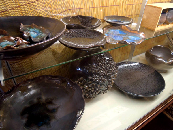 よろん焼の作品はサザンクロスセンターに展示されている