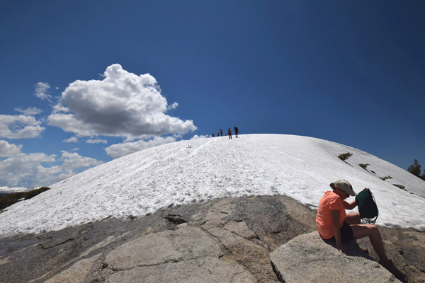 時期によっては初夏でもプチ雪山登山が楽しめる