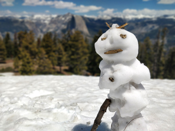 時期によっては初夏でもプチ雪山登山が楽しめる