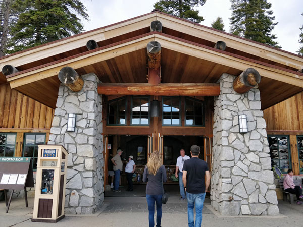 グレイシャーポイント スナックスタンド & ギフトショップ(Glacier Point Snack Stand & Gift Shop