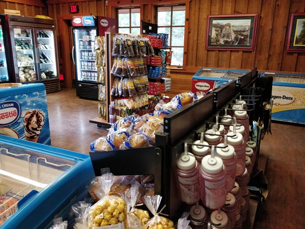 グレイシャーポイント スナックスタンド & ギフトショップ(Glacier Point Snack Stand & Gift Shop
