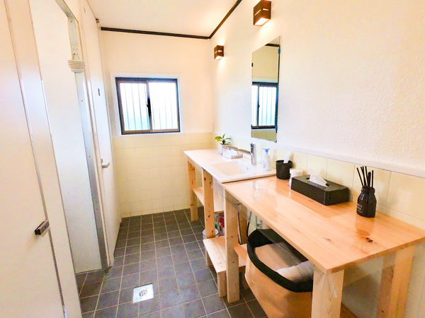 Shima Hotelの設備：洗面所、トイレ、洗濯機