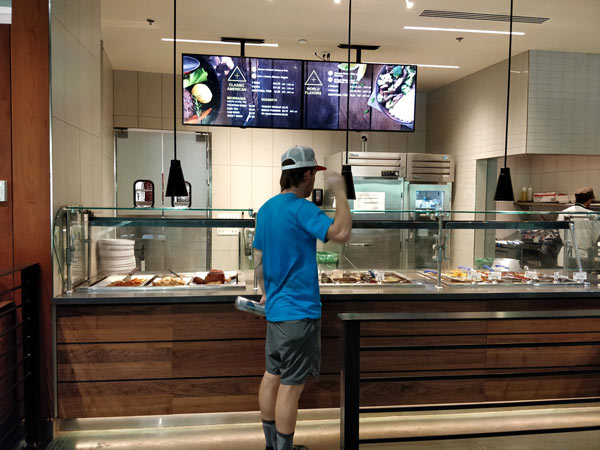 ヨセミテバレービレッジにあるフードコート【ベースキャンプイータリー(Base Camp Eatery)】
